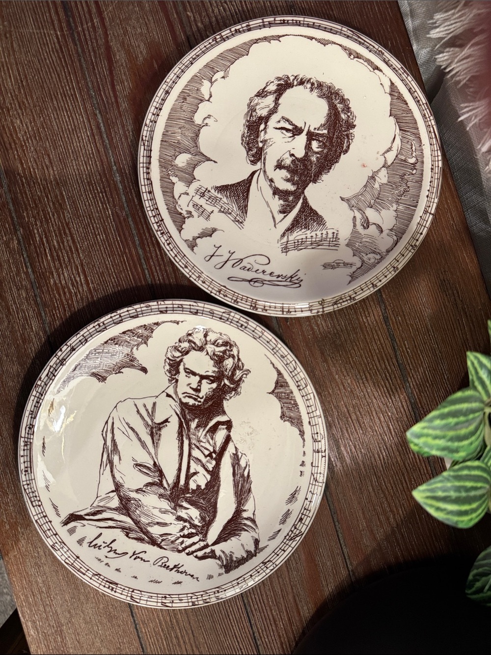 Vernon KilnsSet of 2 Classic “Music Masters”Decorative Plates